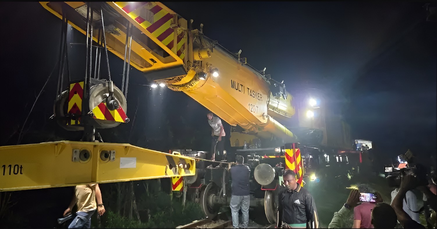 বগুড়ায় লাইনচ্যুত বগি উদ্ধারে লাগতে পারে ১২ ঘণ্টা, যাত্রীদের জন্য বিকল্প ট্রেন